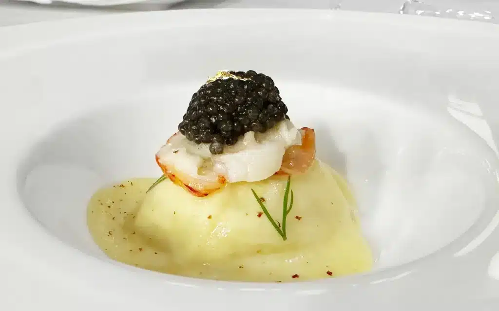 Oscietra Royal Caviar, Lobster, Green Apple & Sweet e Sour Vinaigrette.