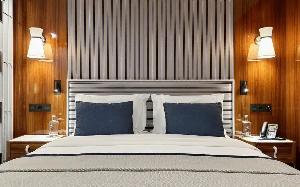 A quuen size bed in a Horizon Stateroom on World Traveller.